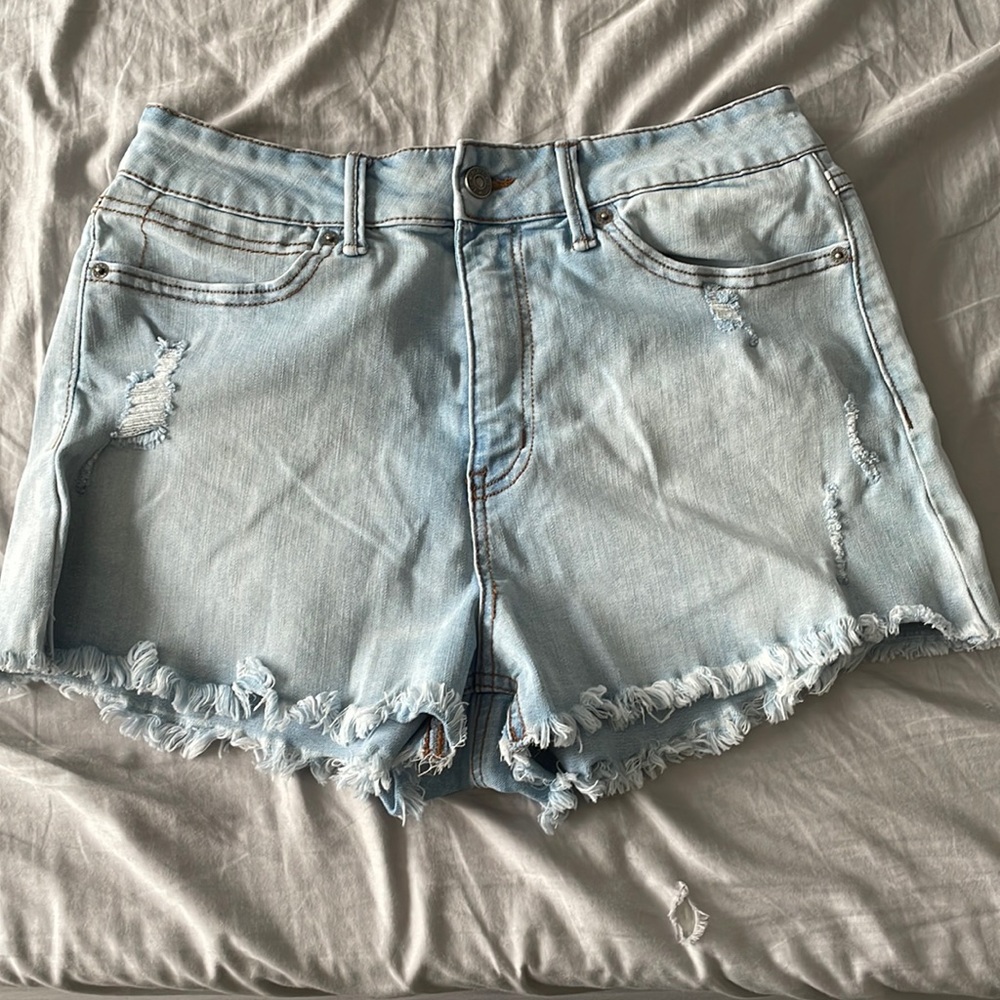 Light wash stretchy booty jeans shorts